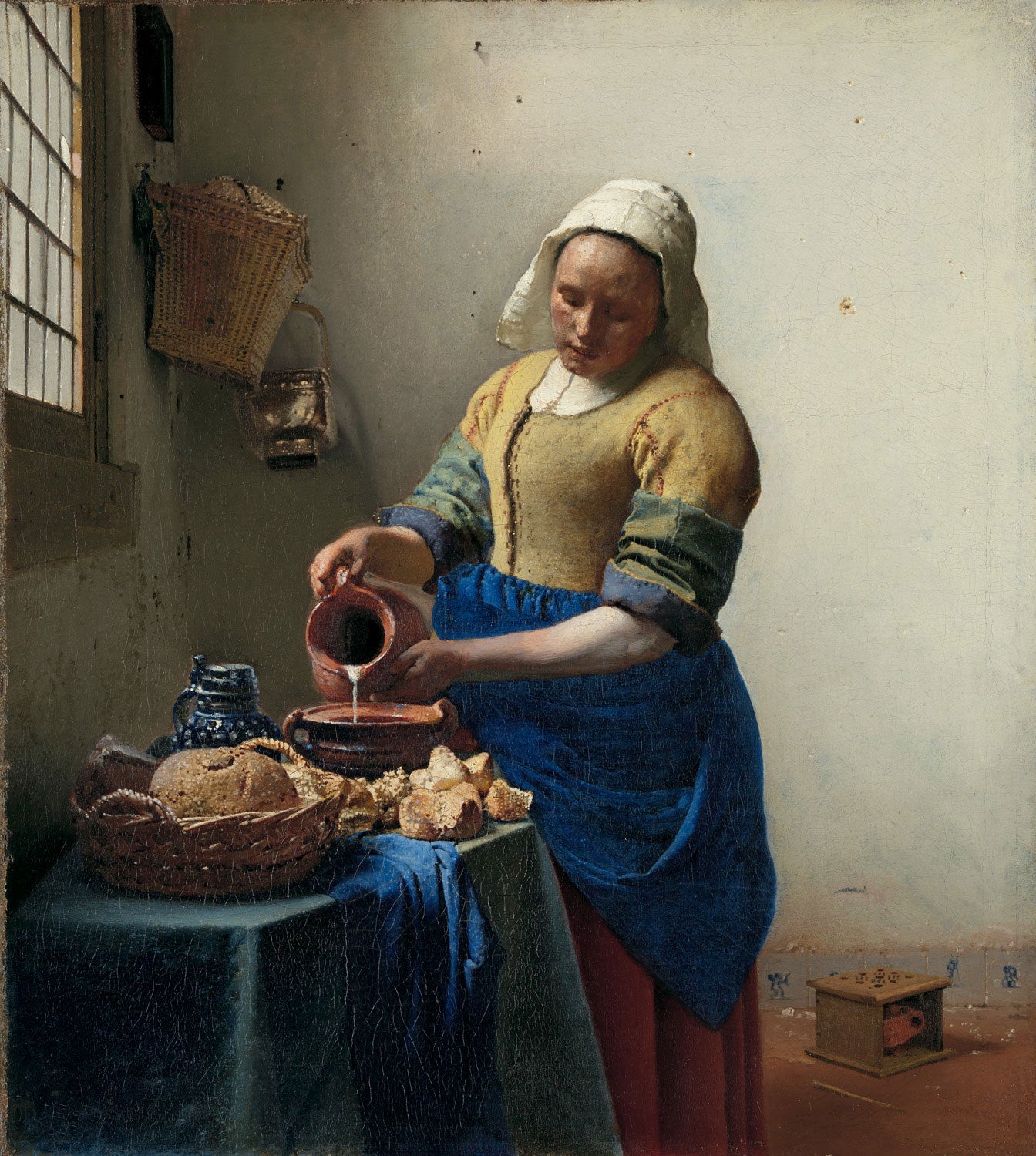 Ein Meisterwerk von Johannes Vermeer: Eine junge Frau gießt mit Hingabe Milch in eine Schale, umgeben von warmen Gelb- und Blautönen.