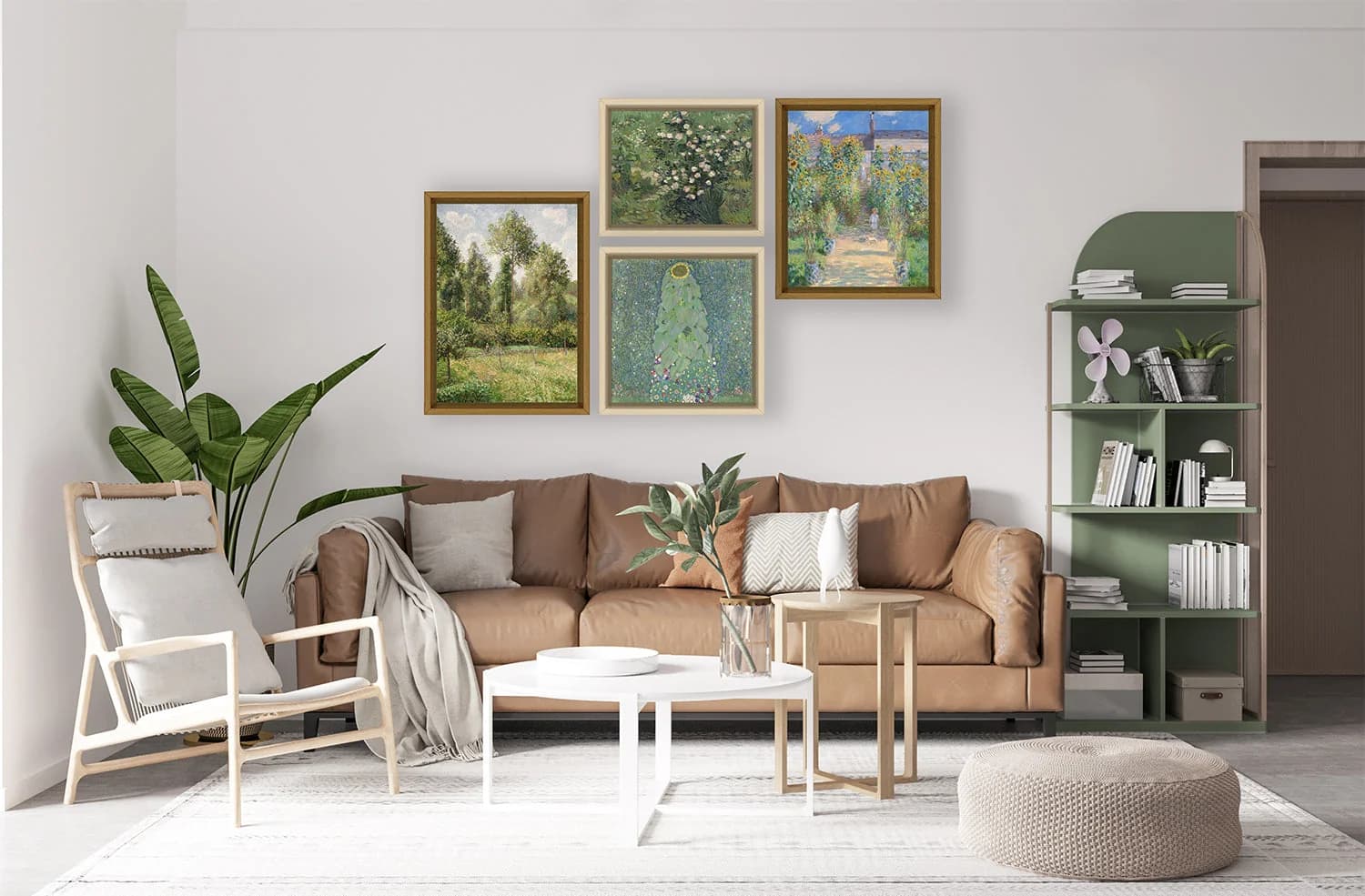Wohnzimmer mit Kunstdrucken berühmter Gemälde über dem Sofa