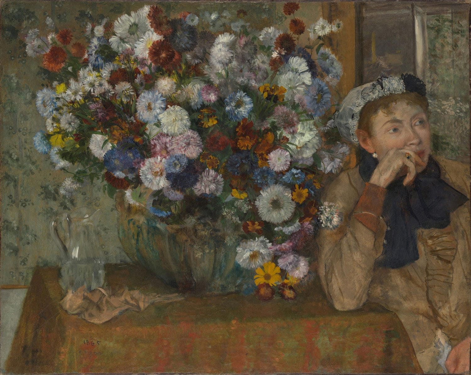 Das Gemälde „Eine Frau sitzt neben einer Vase mit Blumen (Madame Paul Valpinçon?)“ von Edgar Degas zeigt eine Dame in eleganter Pose, die neben einem Vase mit Blumen sitzt. Die subtile Farbgebung und die meisterhafte Licht- und Schattendarstellung fangen eine ruhige, intime Atmosphäre ein und verleihen dem Werk eine zeitlose Eleganz.
