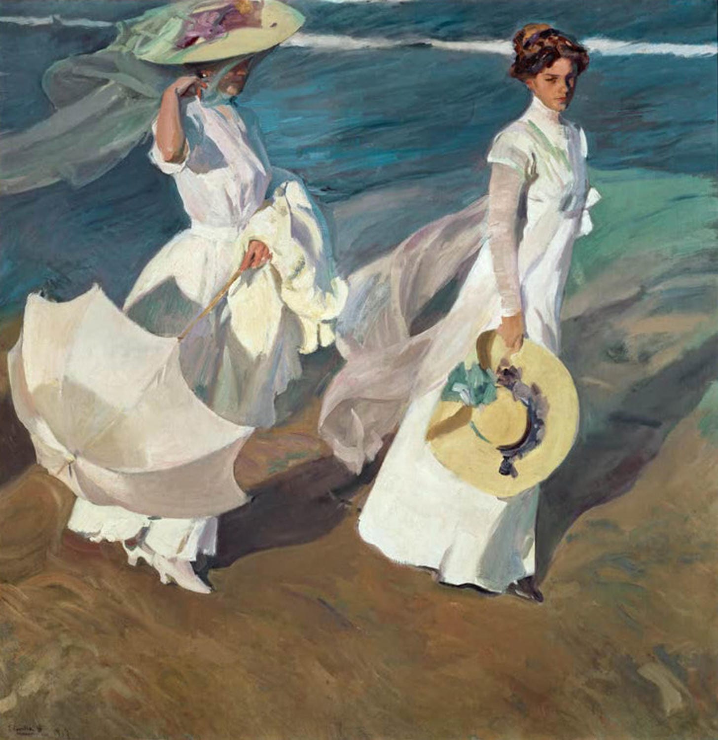 Zwei Frauen in weißen Kleidern spazieren am sonnigen Strand – Gemälde von Joaquín Sorolla.