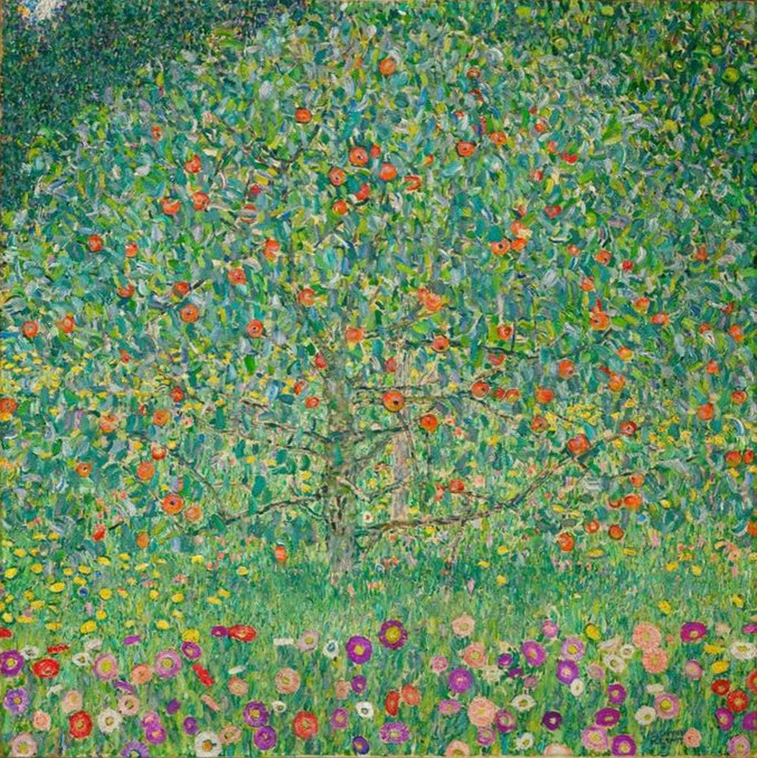 Apfelbaum I von Gustav Klimt zeigt einen farbenprächtigen blühenden Baum in ornamentaler Landschaft als Kunstdruck