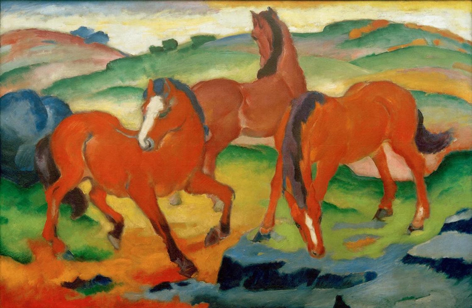 Rote Pferde auf einer Wiese in expressionistischer Landschaft von Franz Marc.