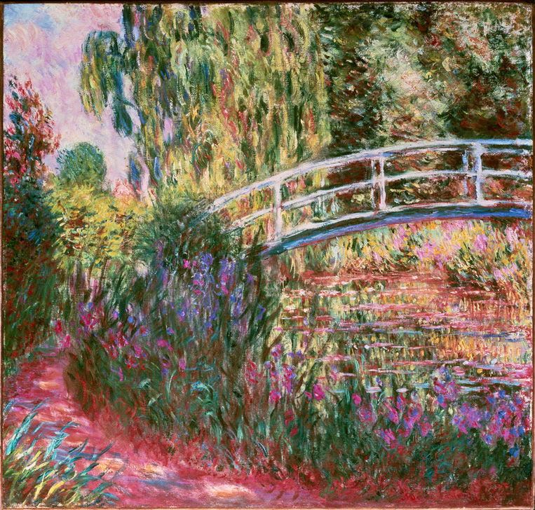 Claude Monets Gemälde „Japanische Brücke im Garten von Giverny“ zeigt eine zarte Brücke über einem blühenden Seerosenteich, umgeben von üppigem Grün und farbenprächtigen Reflexionen.