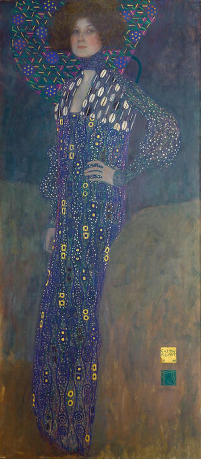 Porträt einer Frau in kunstvoll gemustertem Kleid – Gemälde von Gustav Klimt, Fräulein Emilie Flöge.