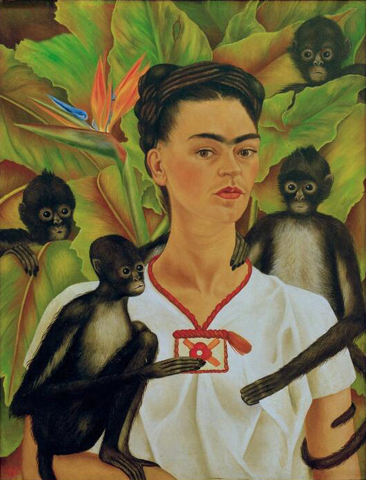 Kunstdruck von Frida Kahlos Selbstbildnis mit Affen, das die Künstlerin in traditioneller mexikanischer Kleidung zeigt, begleitet von einem Affen, der ihre Verbundenheit zur Kultur und Natur symbolisiert.