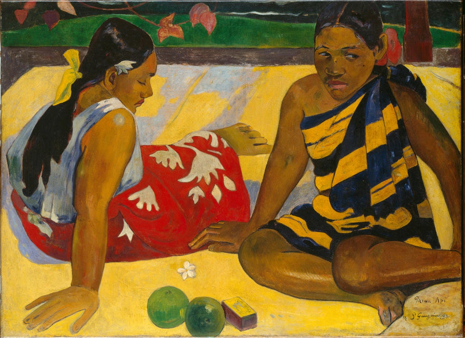 Kunstdruck des Gemäldes 'Frauen aus Tahiti' von Paul Gauguin, zeigt zwei tahitianische Frauen in traditioneller Kleidung, die in einer friedlichen, exotischen Landschaft sitzen, mit intensiven Farben und kulturellen Symbolen.