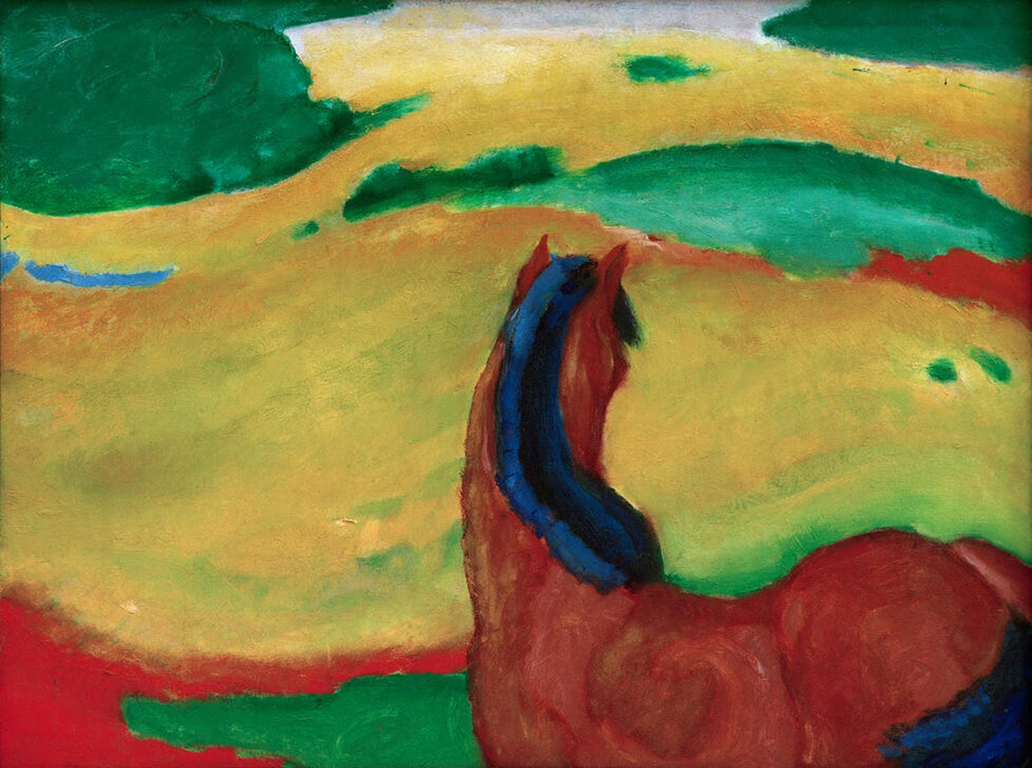 Blaues Pferd in bunter Landschaft im expressionistischen Stil von Franz Marc.