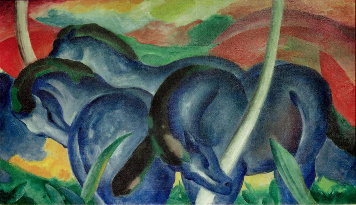 Die großen blauen Pferde von Franz Marc: Drei leuchtend blaue Pferde in einer sanft geschwungenen, farbenfrohen Landschaft, ikonisches Werk des Expressionismus.