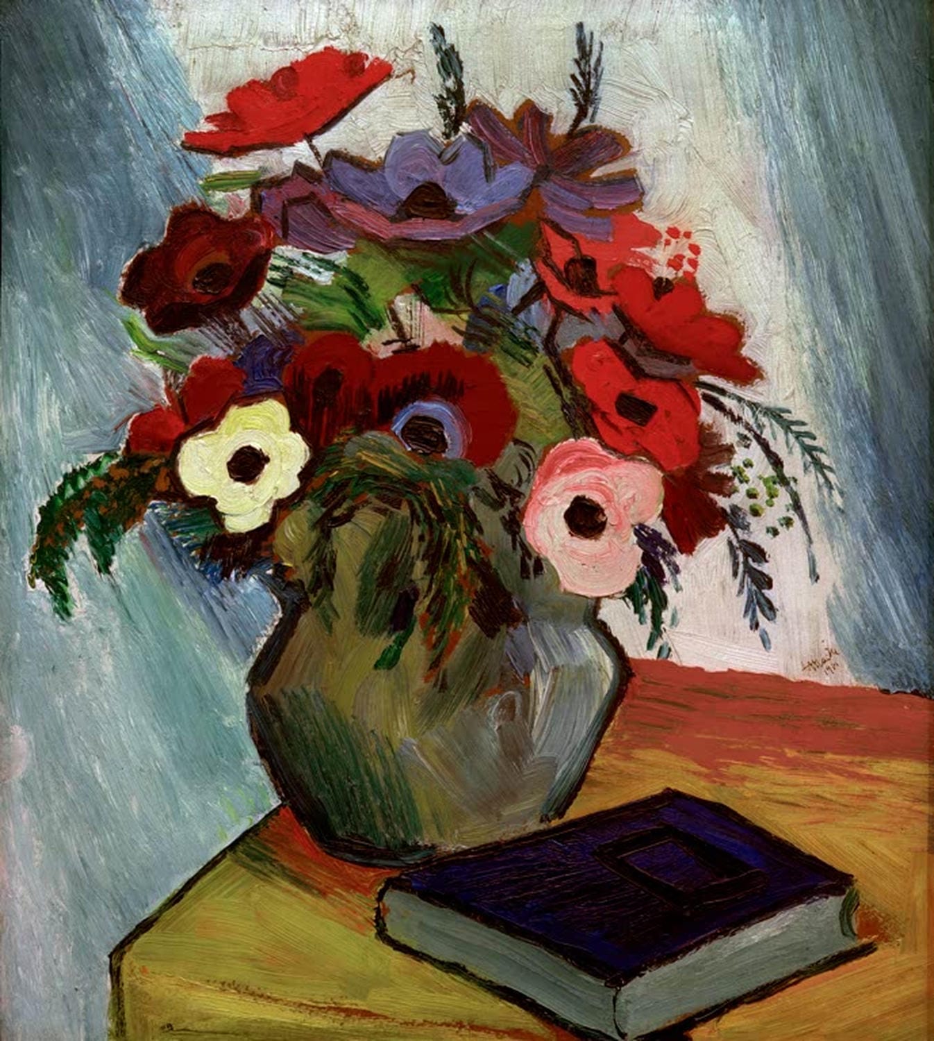 Gemälde Stillleben mit Anemonen von August Macke mit Blumenstrauß in Vase und Buch auf einem Tisch
