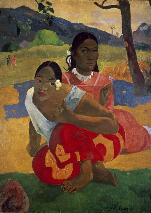 Zwei tahitianische Frauen in traditioneller Kleidung, sitzend in einer tropischen Landschaft, dargestellt im postimpressionistischen Stil von Paul Gauguin.