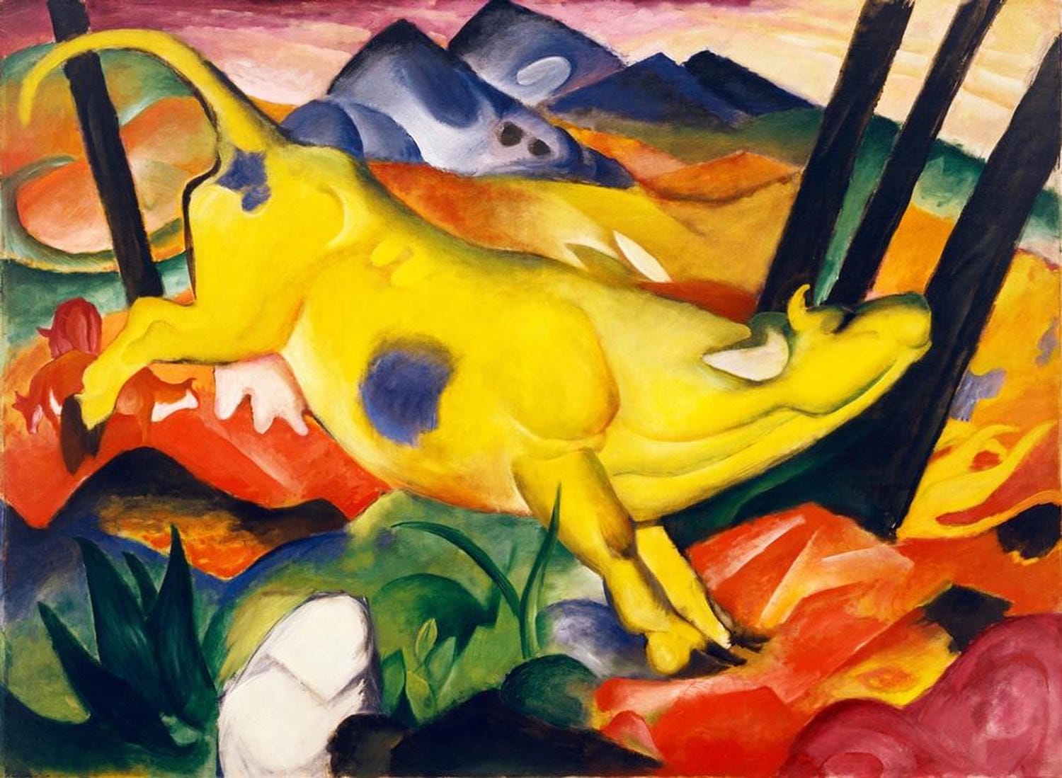 Die gelbe Kuh von Franz Marc: Eine leuchtend gelbe Kuh springt durch eine farbenfrohe, hügelige Landschaft, ausdrucksstarkes Werk des Expressionismus.