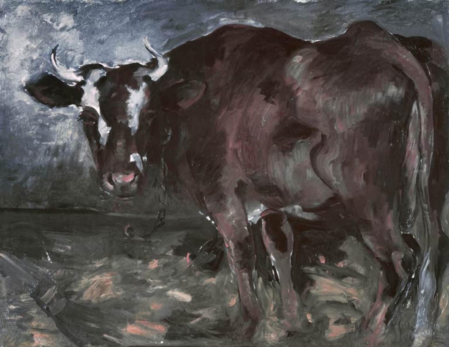 Gemälde von Paul Cézanne: Eine Kuh steht im schattigen Stall, in kräftigen Erdtönen gemalt. 