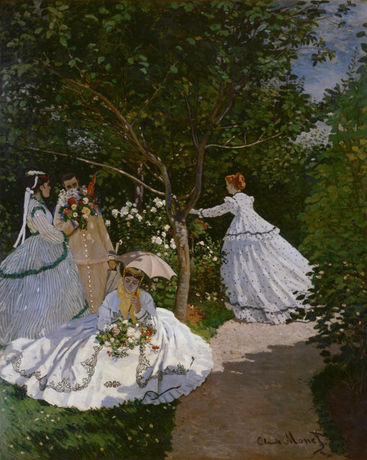 Ölgemälde von Claude Monet: Vier Frauen in langen weißen Kleidern stehen in einem üppigen Sommergarten. Eine Frau links pflückt Blumen, zwei in der Mitte unterhalten sich, eine rechts geht einen Weg entlang. Der Garten ist voller grüner Vegetation und bunter Blumen.