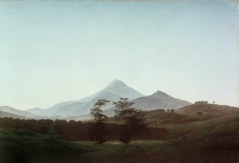 „Böhmische Landschaft mit dem großen und kleinen Milleschauer“ von Caspar David Friedrich – romantische Landschaft mit Bergen, Wiesen und bewaldeten Hügeln.