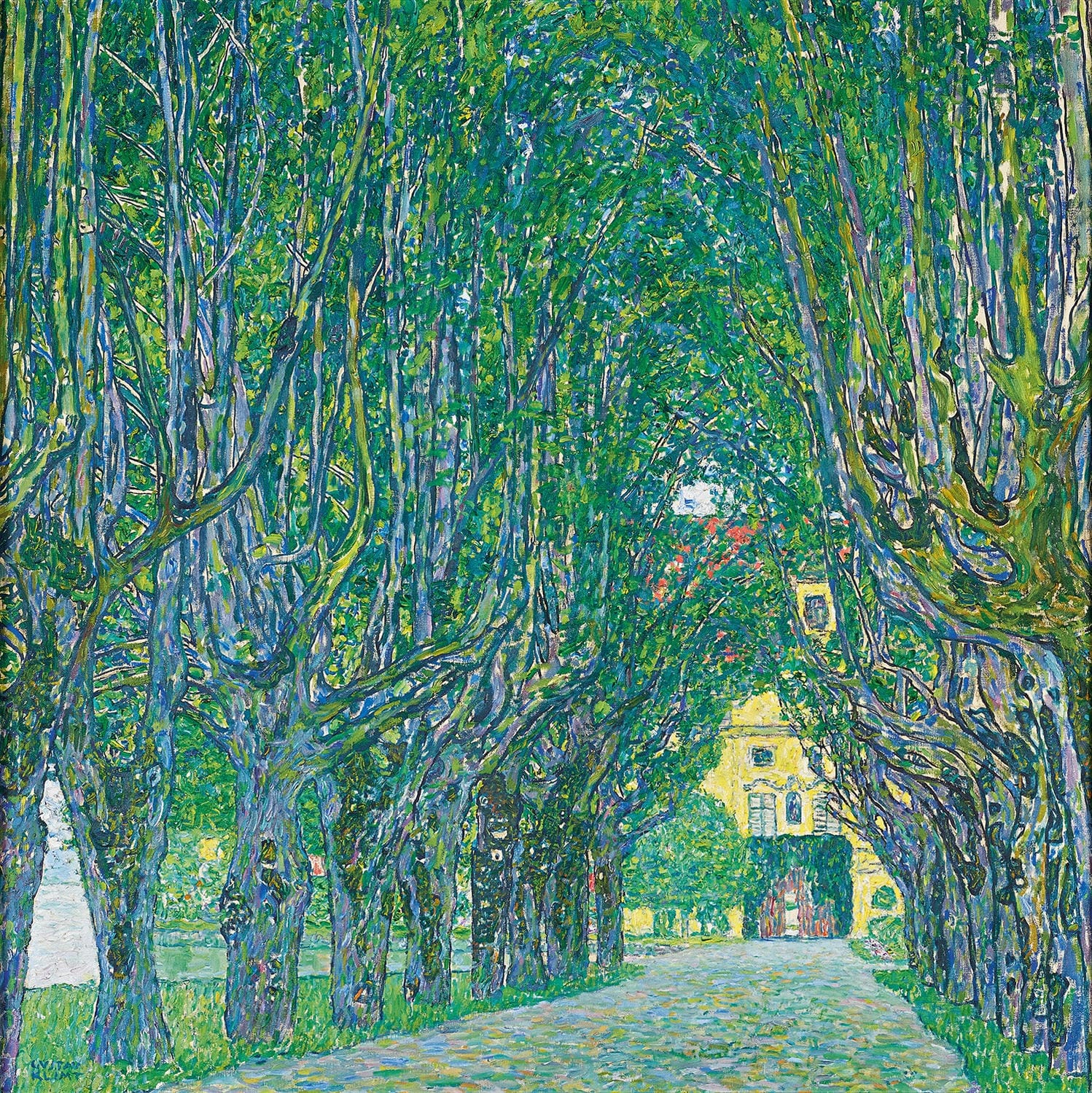Das Gemälde „Allee zum Schloss Kammer“ von Gustav Klimt zeigt eine von dichten, grünen Bäumen gesäumte Allee, die den Blick auf das verborgene Schloss Kammer am Attersee lenkt. Die impressionistische Pinselführung und das Lichtspiel verleihen dem Bild eine lebendige, atmosphärische Tiefe.