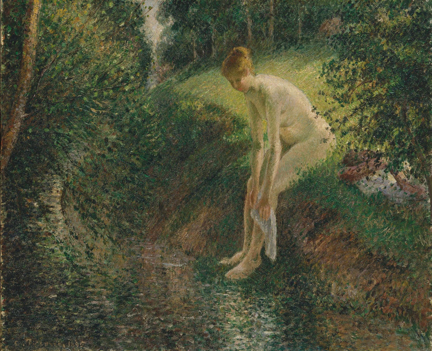 „Badender im Wald“ von Camille Pissarro zeigt eine Frau, die entspannt in einem Waldstück badet. Umgeben von üppigem Grün und sanftem Licht fängt das impressionistische Meisterwerk die friedliche Harmonie von Natur und Mensch in meisterhafter Detailtreue ein.