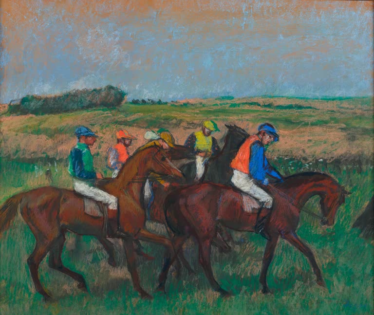 Kunstdruck des Gemäldes Bei den Rennen von Edgar Degas mit Jockeys, Pferden und Zuschauern bei einem Pferderennen.