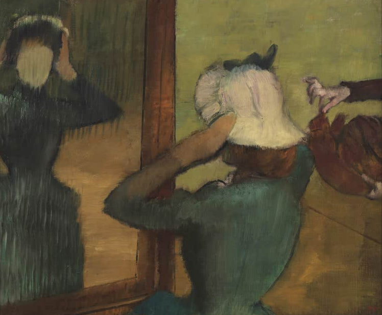 Kunstdruck des Gemäldes Bei der Hutmacherin von Edgar Degas mit einer Szene in einer Hutmacherwerkstatt und einer Frau bei der Arbeit.