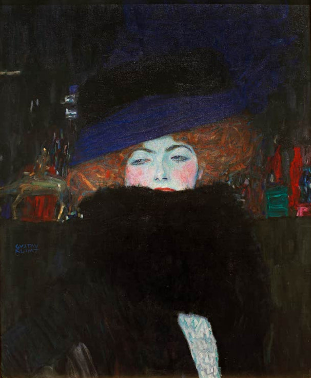 Kunstdruck von „Dame mit Hut und Federboa“ von Gustav Klimt mit elegantem Porträt, dekorativer Farbgestaltung und charakteristischer Jugendstil-Ästhetik. In Deutschland von Hand gefertigt.