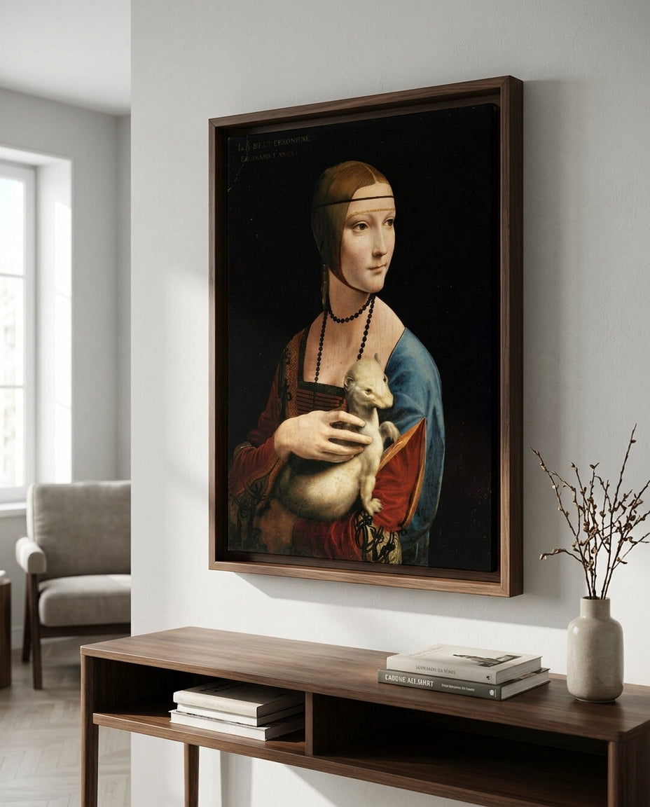 Dame mit dem Hermelin von Leonardo da Vinci als Kunstdruck auf Leinwand im Schattenfugenrahmen Nuss an einer Wand zur Veranschaulichung hängend