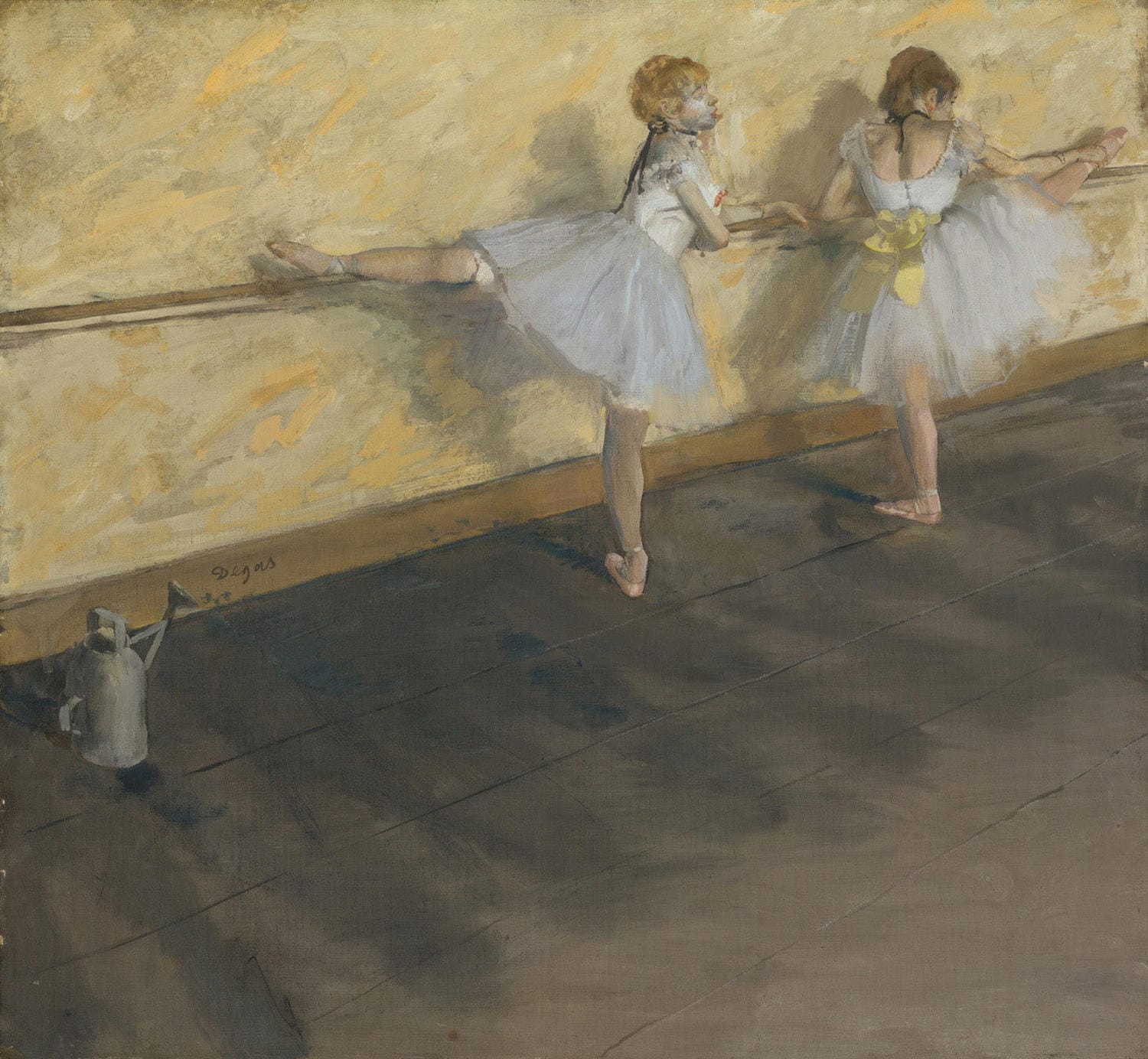 „Tänzer üben an der Stange“ von Edgar Degas zeigt zwei Balletttänzerinnen beim Üben an der Barre. Das Gemälde fängt die Konzentration und den eleganten Bewegungsablauf der Tänzerinnen ein, dargestellt in sanften Farben und dynamischer Komposition.