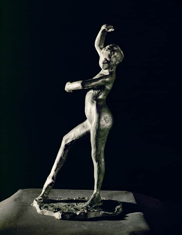 Kunstdruck des Gemäldes „Danseuse. Position de quatrième devant sur la jambe gauche“ von Edgar Degas mit der Studie einer Balletttänzerin in eleganter Pose. Hochwertig in Deutschland per Hand gefertigt, erhältlich als Poster oder Leinwand.