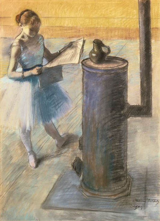 Kunstdruck des Gemäldes Danseuse au repos von Edgar Degas mit einer ruhenden Balletttänzerin in entspannter Haltung.