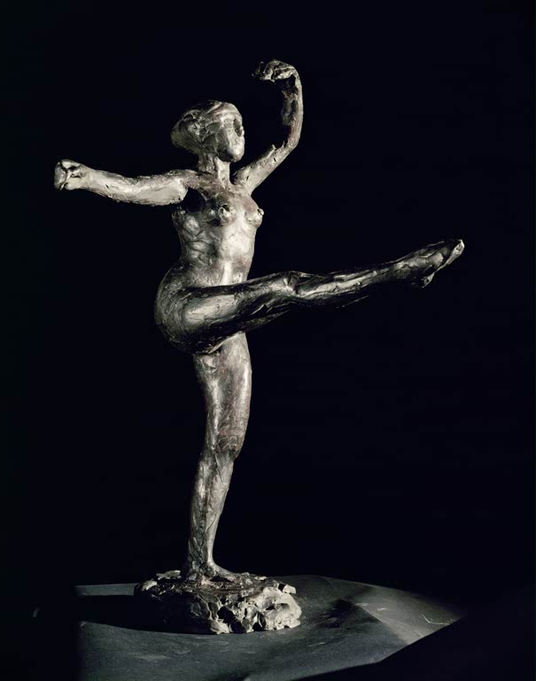 Kunstdruck des Gemäldes „Danseuse, position de quatrième devant sur la jambe gauche, troisième étude“ von Edgar Degas mit einer Studie einer Balletttänzerin. Hochwertig in Deutschland per Hand gefertigt, erhältlich als Poster oder Leinwand.