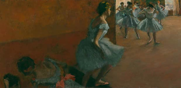Kunstdruck des Gemäldes „Danseuses montant un escalier“ von Edgar Degas mit Tänzerinnen auf einer Treppe. Hochwertig in Deutschland per Hand gefertigt, erhältlich als Poster oder Leinwand.