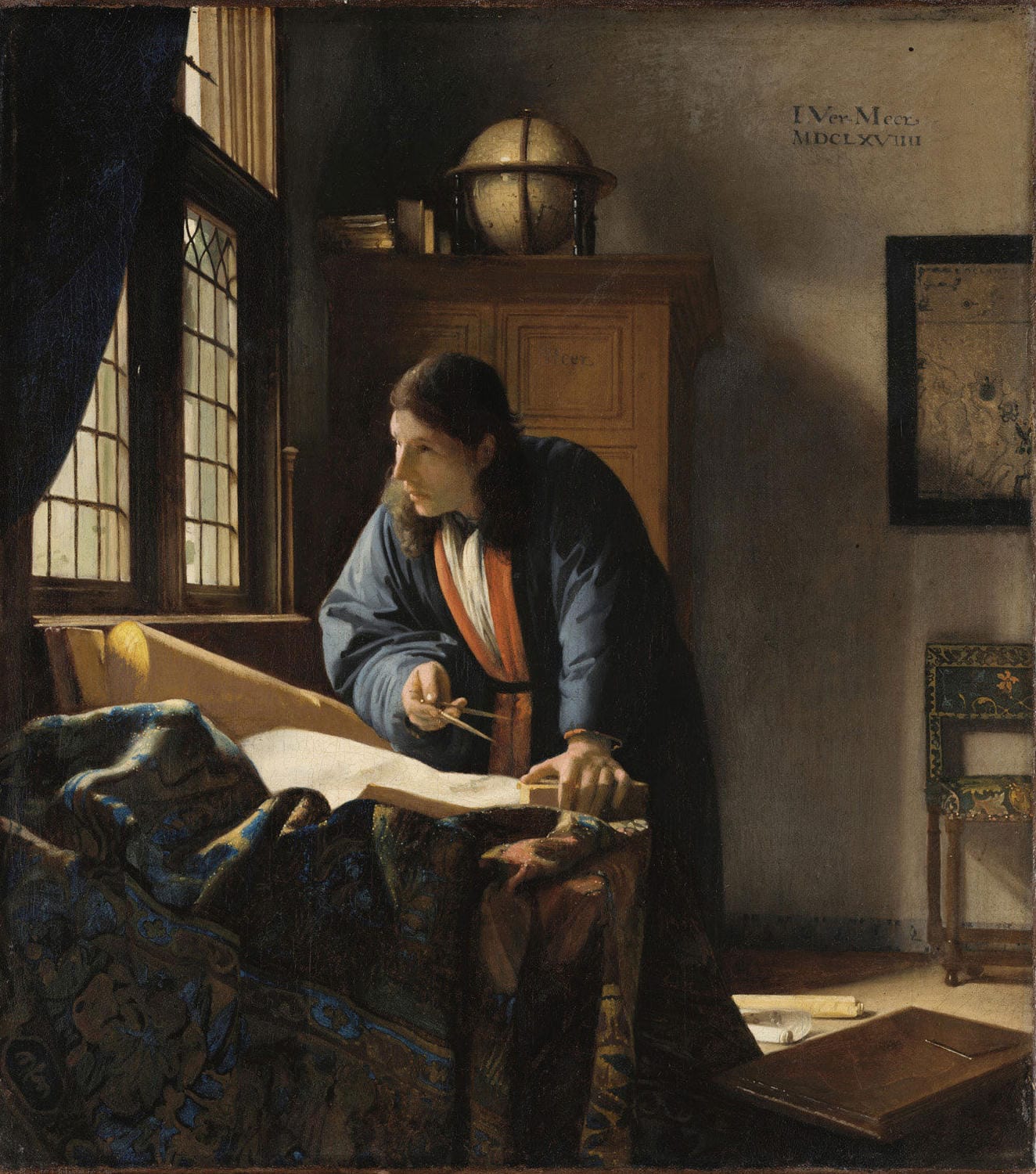 Barockgemälde "Der Geograf" von Johannes Vermeer mit einem Gelehrten, der über Karten und Messinstrumenten in einem lichtdurchfluteten Studierzimmer nachdenkt.