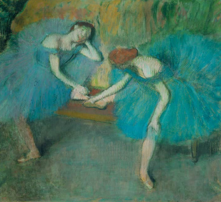 Kunstdruck von „Deux danseuses au repos, ou Danseuses en bleu“ von Edgar Degas, handgefertigt in Deutschland als Leinwand oder Poster erhältlich