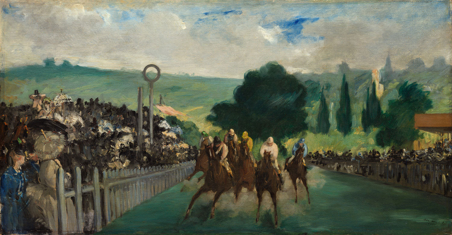 Das Gemälde "Die Rennen in Longchamp" von Édouard Manet zeigt eine lebendige Rennszene. Pferde galoppieren mit Reitern über die Rennbahn, während die Zuschauer auf der Tribüne das Geschehen verfolgen. Die Bewegung und Energie des Rennens werden durch kräftige Farben und dynamische Komposition eingefangen.