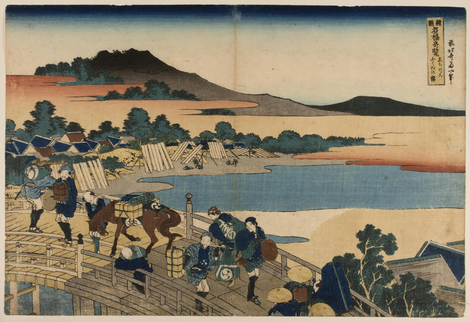 Japanischer Farbholzschnitt von Katsushika Hokusai mit einer eleganten Holzbrücke über einen Fluss, umgeben von einer natürlichen Landschaft in harmonischen Blau- und Grüntönen.