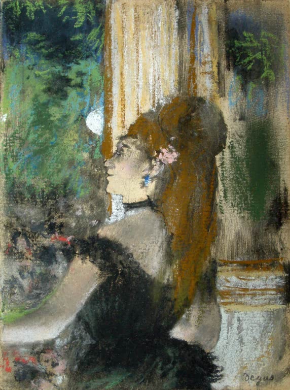 Kunstdruck des Gemäldes Die Sängerin von Edgar Degas mit dem Porträt einer Sängerin bei einem Auftritt.