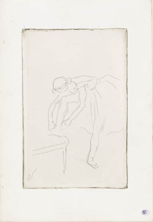 Kunstdruck von Die Tänzerin zieht ihren Schuh an von Edgar Degas mit einer Balletttänzerin beim Anziehen ihres Schuhs in impressionistischer Darstellung.