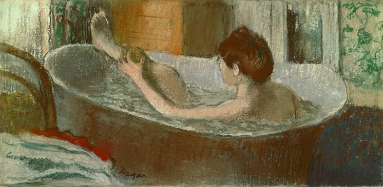 Kunstdruck von Femme dans son bain se lavant la jambe von Edgar Degas mit einer intimen Badeszene in charakteristischer impressionistischer Darstellung.