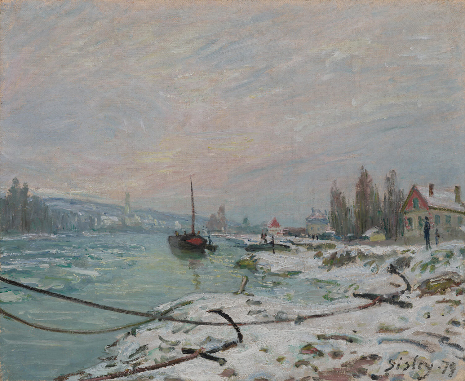 Ein impressionistisches Gemälde von Alfred Sisley zeigt eine verschneite Landschaft nahe Saint-Cloud. Der Fluss ist von Bäumen und einer verschneiten Böschung umgeben, während dezente Winterfarben und weiches Licht eine friedliche, ruhige Atmosphäre schaffen.