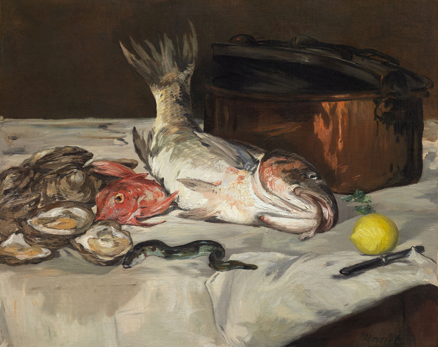 Das Gemälde "Fish (Stilllife)" von Édouard Manet zeigt frische Fische auf einem Tisch, detailliert mit glänzenden Oberflächen und kräftigen Farben. Einige Fische sind ganz, andere aufgeschnitten. Der dunkle Hintergrund hebt die lebendigen Details der Fische und ihre Texturen hervor.