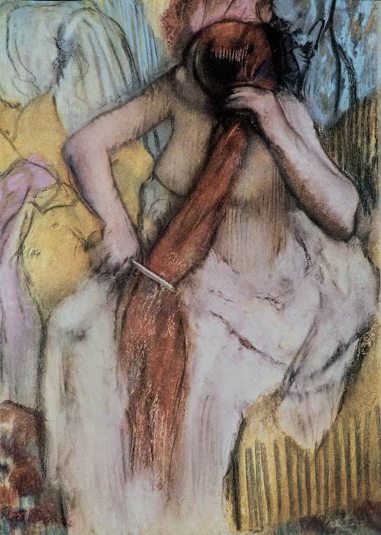 Kunstdruck des Gemäldes Frau, die sich kämmt von Edgar Degas mit einer Frau beim Kämmen ihrer Haare.