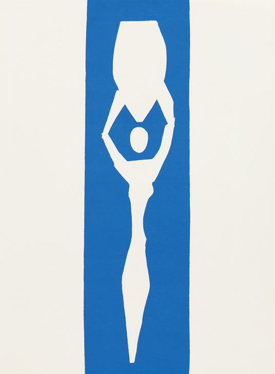 Weiße Scherenschnittfigur von Henri Matisse mit Amphore auf dem Kopf vor blauem Hintergrund, Werk "Femme à l’amphore", 1953.