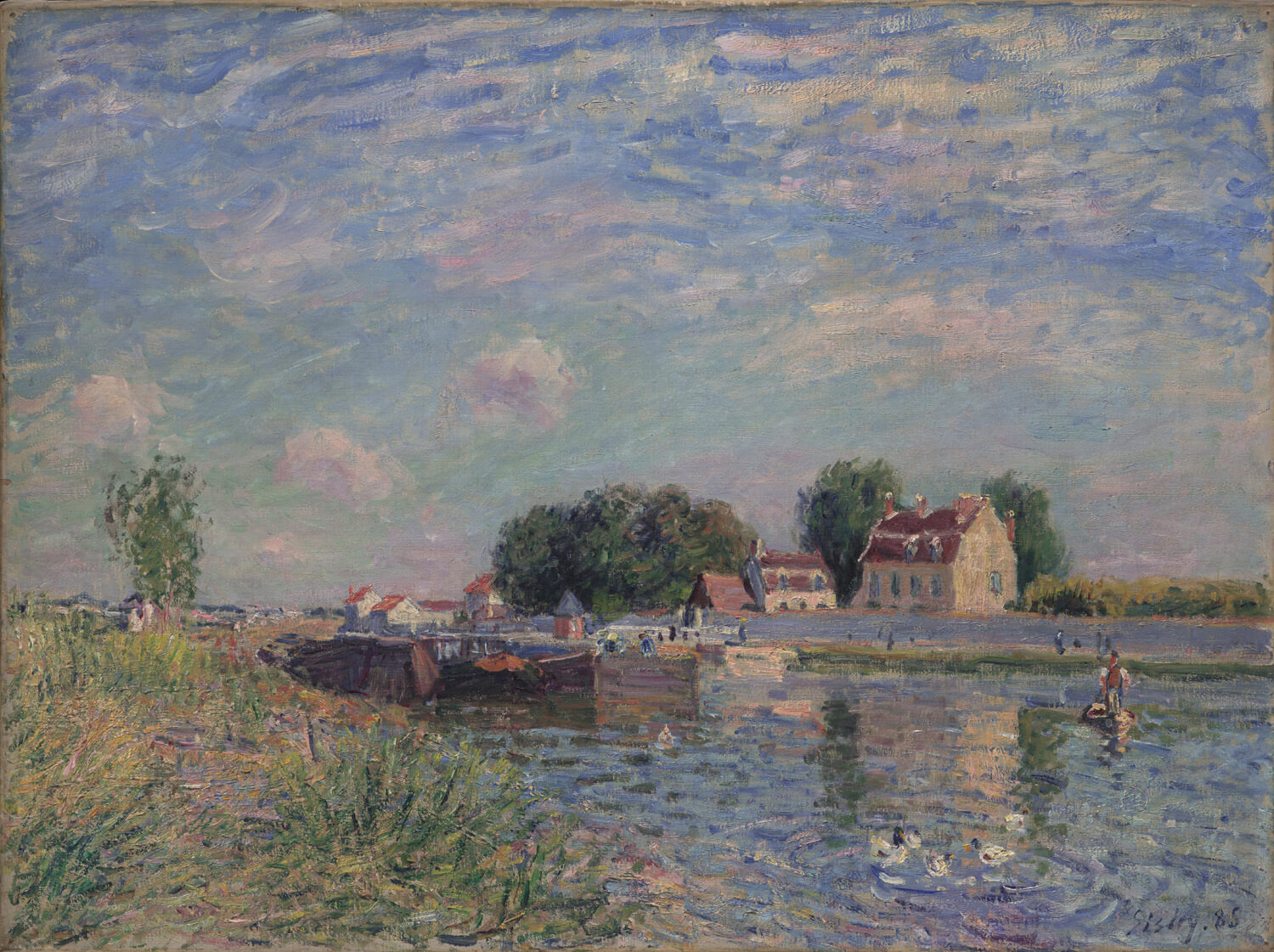 Das Gemälde „Kanal in Saint-Mammès“ von Alfred Sisley zeigt eine ruhige Kanallandschaft mit spiegelndem Wasser, umgeben von Bäumen und Gebäuden. Die impressionistische Darstellung betont sanfte Licht- und Farbspiele, die die idyllische Atmosphäre der Szene einfangen.