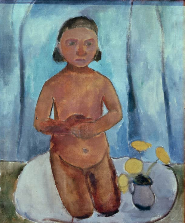 Kunstdruck von Kniendes Mädchen vor blauem Vorhang von Paula Modersohn-Becker – ausdrucksstarke Kinderfigur als hochwertiger Kunstdruck.