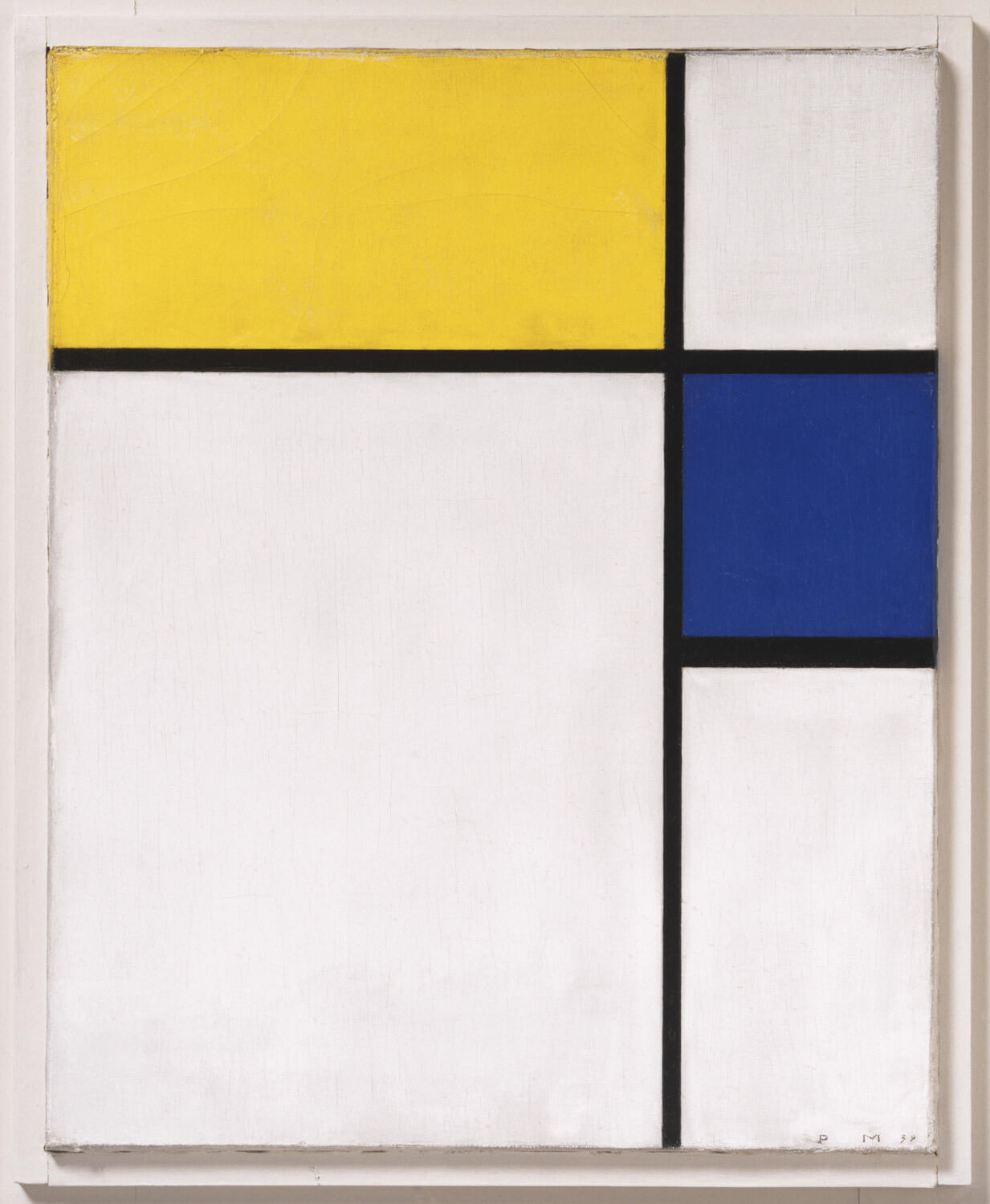 Abstrakte Komposition mit schwarzen Linien und rechteckigen Farbflächen in Blau, Gelb und Weiß im typischen geometrischen Stil von Piet Mondrian.