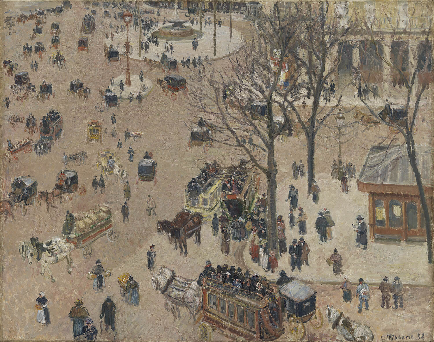 Das Gemälde „Der Platz des Französischen Theaters“ von Camille Pissarro zeigt einen belebten Stadtplatz in Paris aus erhöhter Perspektive. Fußgänger, Kutschen und Bäume säumen den Platz, während impressionistische Pinselstriche Bewegung und Lichtreflexe auf den nassen Straßen einfangen.