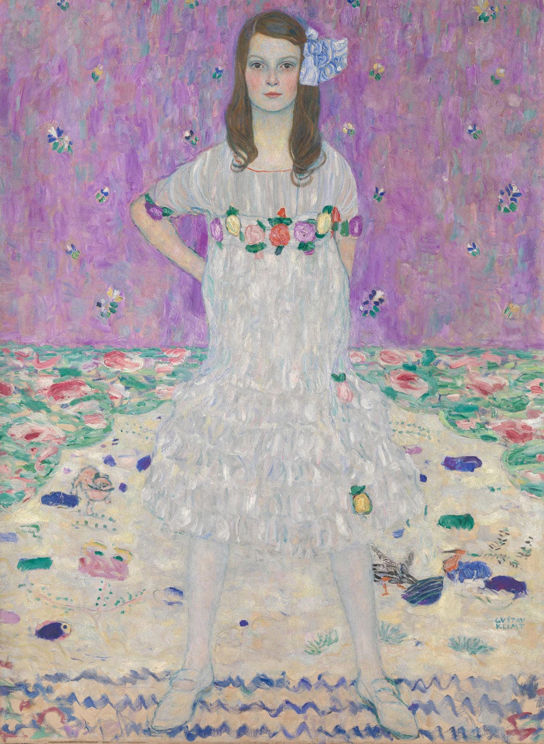„Mäda Primavesi“ von Gustav Klimt zeigt das Porträt einer jungen Frau, die in einem fließenden Kleid inmitten ornamentaler, goldener Verzierungen dargestellt wird. Das Werk kombiniert prächtige Muster, feine Details und goldene Akzente, die Klimts einzigartigen Jugendstil widerspiegeln.