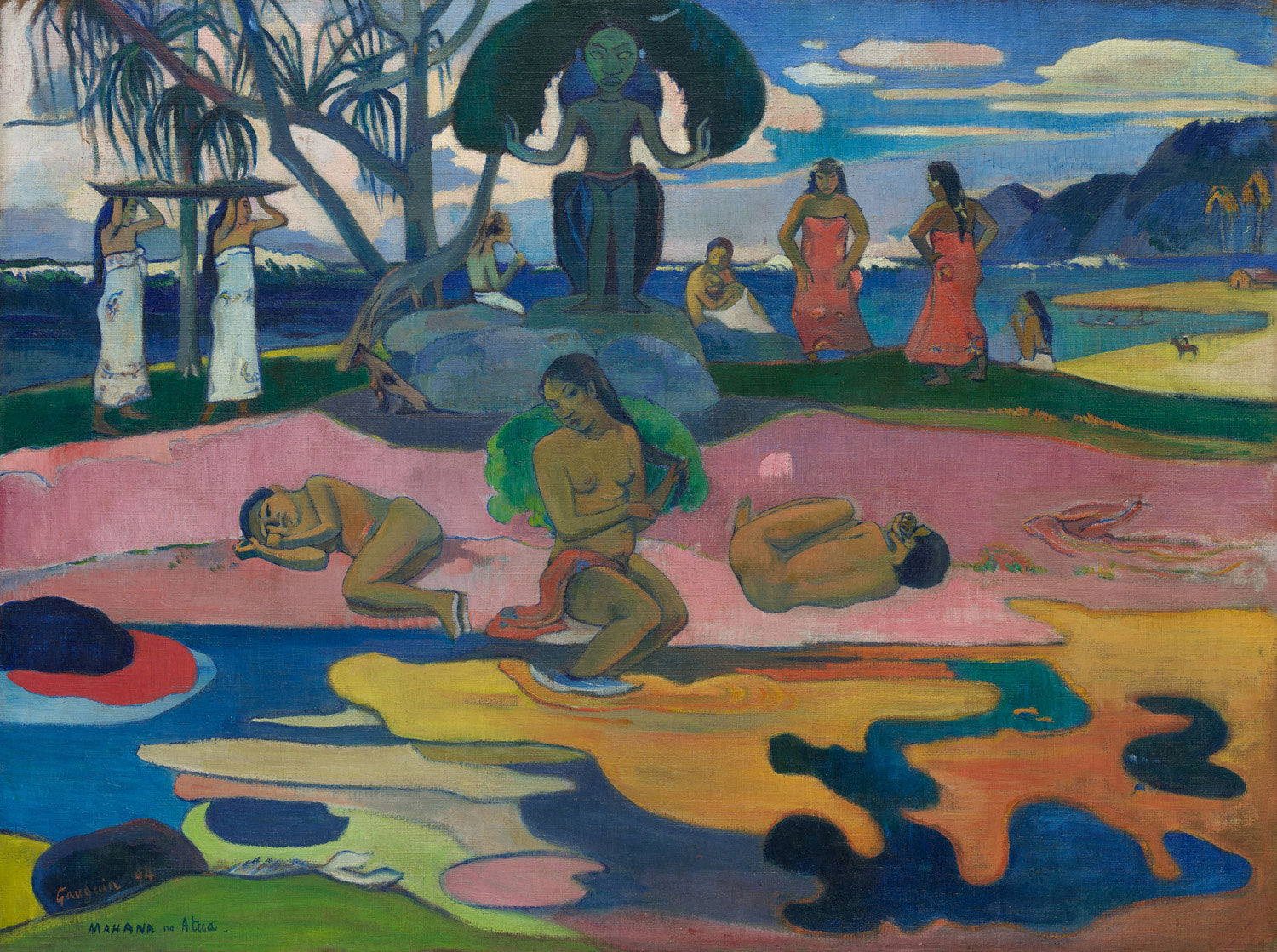 Eine farbenfrohe Szene aus Paul Gauguins Gemälde „Mahana no atua“: Eine göttliche Figur steht im Zentrum, umgeben von Ritualfiguren. Im Vordergrund spiegelt ein Wasserbecken mit rosa, blauen und grünen Flächen die surrealen Farben und verstärkt die spirituelle Atmosphäre.