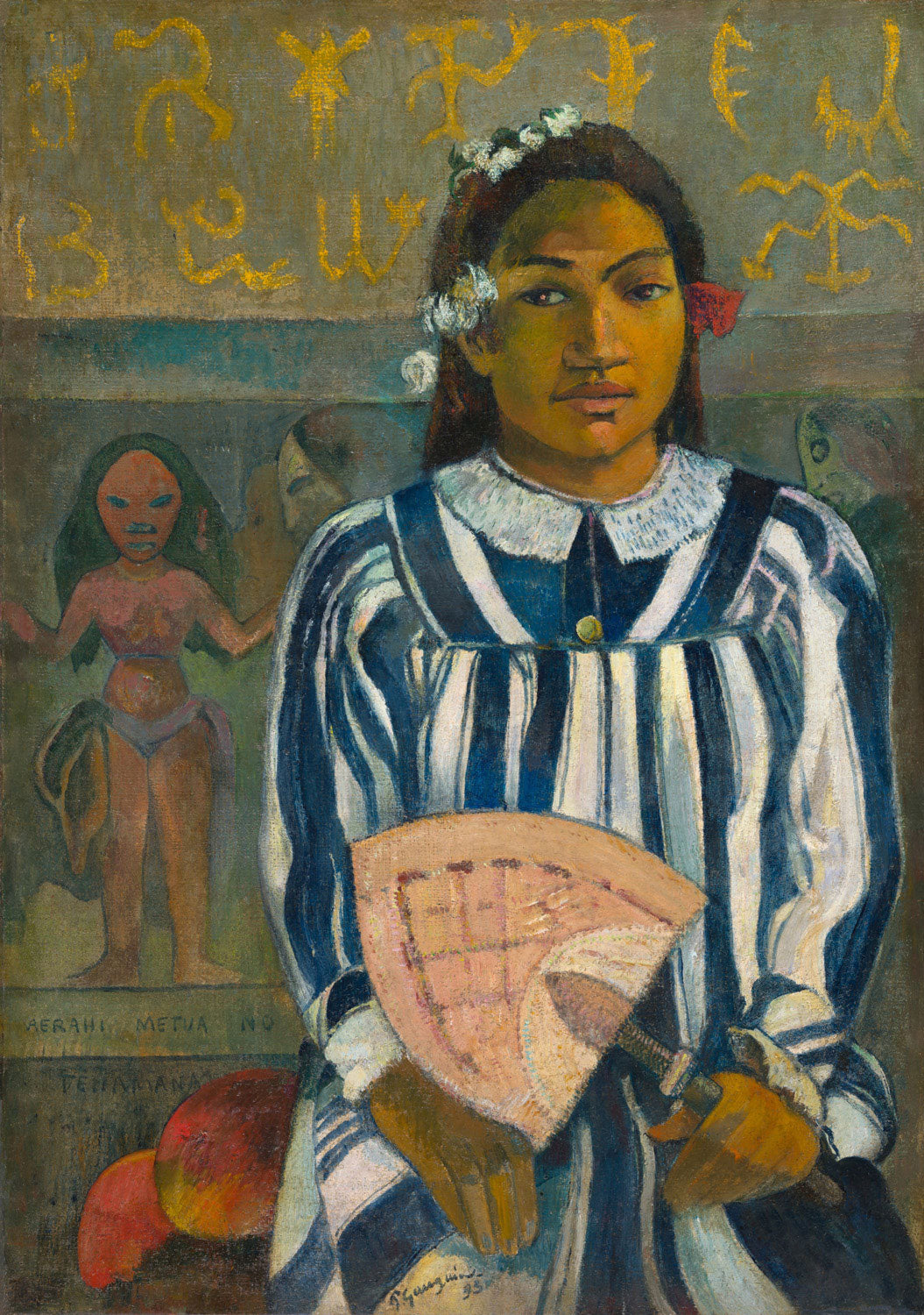 Ein Gemälde von Paul Gauguin mit dem Titel Merahi metua no Tehamana (Tehamana hat viele Eltern oder Die Vorfahren von Tehamana), das eine junge Tahitianerin, Tehamana, in traditioneller Kleidung zeigt. Sie sitzt vor einem Hintergrund, der mit symbolischen Mustern und Figuren verziert ist und auf die polynesische Spiritualität und Ahnenkultur verweist. Die warmen, erdigen Farbtöne und die feinen Details betonen die Verbindung zwischen der dargestellten Person und ihrem kulturellen Erbe.