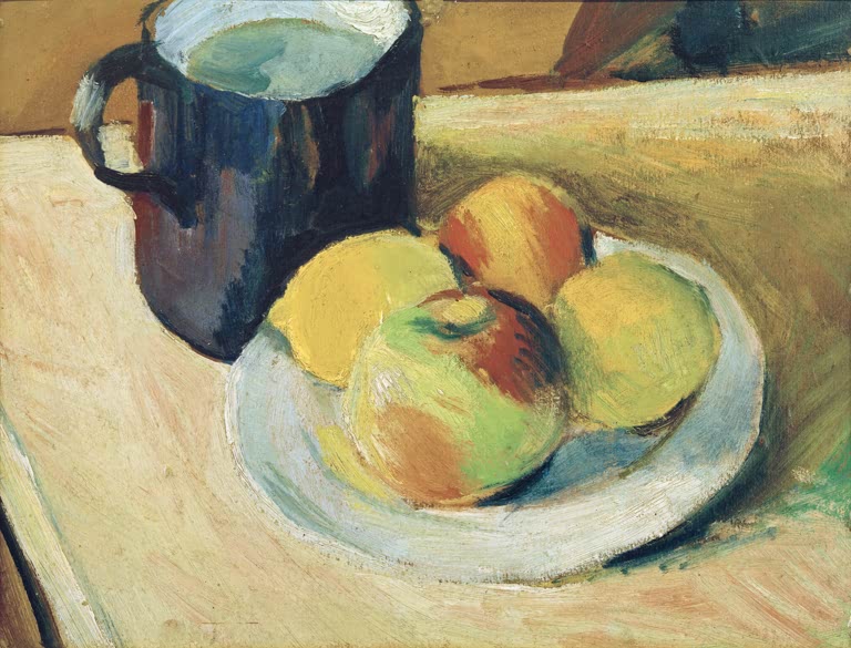 Kunstdruck des Gemäldes „Milchkrug und Äpfel auf Teller“ von August Macke. Hochwertig in Deutschland von Hand gefertigt, erhältlich als Poster oder Leinwand und optional gerahmt.