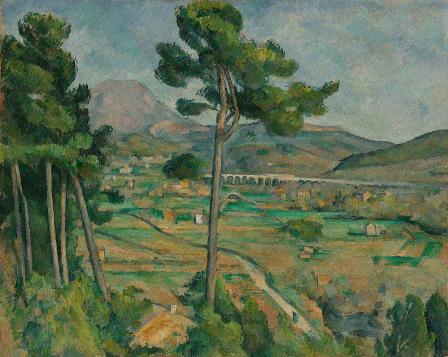 „Mont Sainte-Victoire und das Viadukt des Arc-Tals“ von Paul Cézanne zeigt den majestätischen Berg Mont Sainte-Victoire und das Viadukt im Arc-Tal. Mit kräftigen Pinselstrichen und harmonischen Farben fängt Cézanne die ruhige Schönheit der Landschaft und die monumentale Präsenz der Natur ein.
