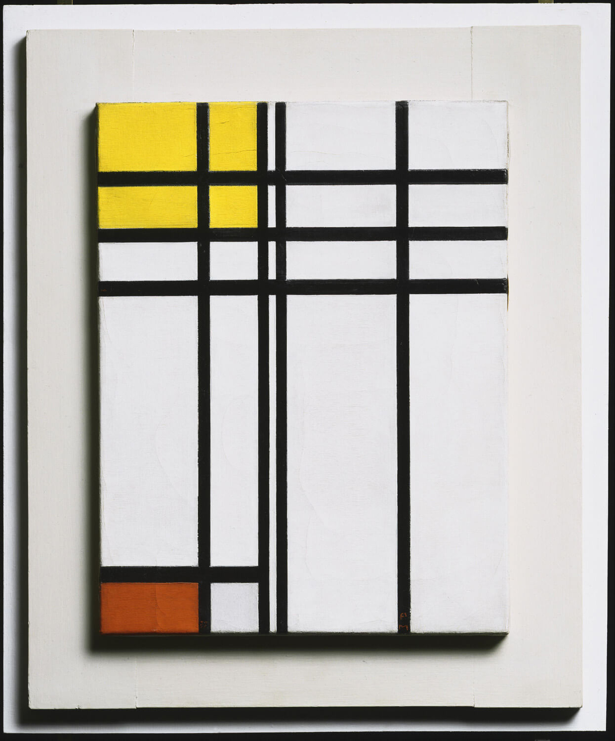 Abstrakte Komposition mit schwarzen Linien, weißen Flächen und markanten roten und gelben Farbblöcken im typischen geometrischen Stil von Piet Mondrian.